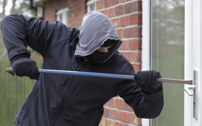 Знайомі бувають різні: на Воловеччині чоловік заходив у гості, щоб вкрасти майно