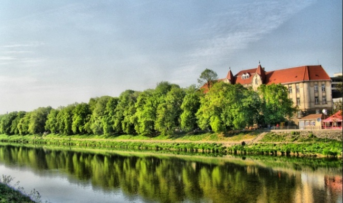 Влада Ужгорода запрошує містян до діалогу щодо набережної Незалежності