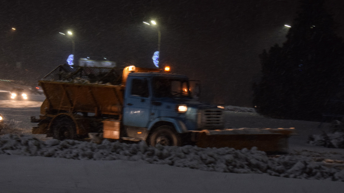 Через погіршення погодних умов на вулицях Ужгорода не припиняє працювати техніка