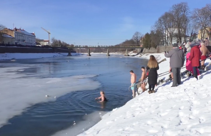 Христос Хрещається! Як сміливі ужгородці на Водохреща в ополонку пірнали (ВІДЕО)