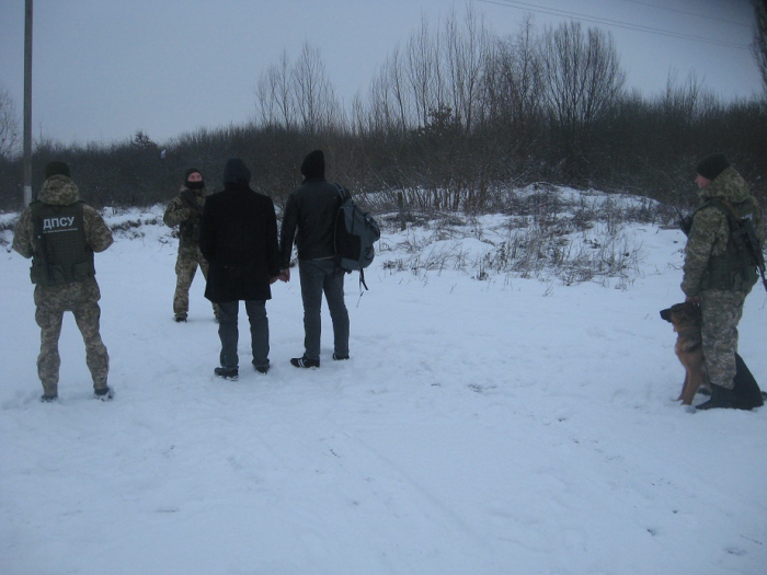 Семеро нелегальних мігрантів з Туреччини з переправником затримали на Закарпатті (ФОТО)