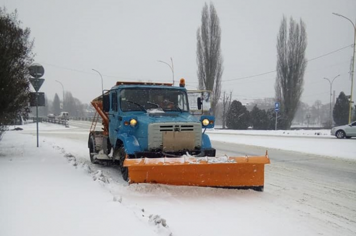 В Ужгороді із використанням спецтехніки прибирають сніг із вулиць