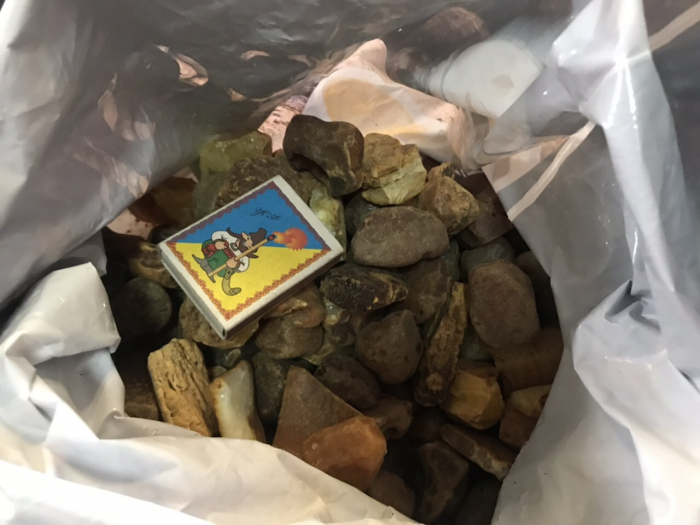 Закарпатські митники вилучили майже 25 кг бурштину