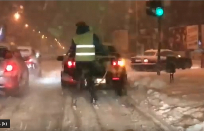 Відео нічного катання ужгородського лижника вулицями міста підкорює мережу