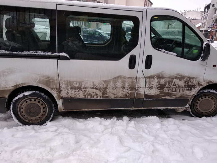 Брудна машина чи витвір мистецтва? Ужгородом їздить дуже оригінальний автобус!