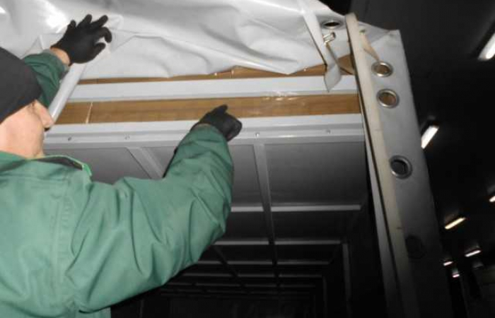 Недогледіли: закарпатські стражі кордону пропустили до Угорщини причіп з 20 тис. пачок контрабандних цигарок (ВІДЕО)