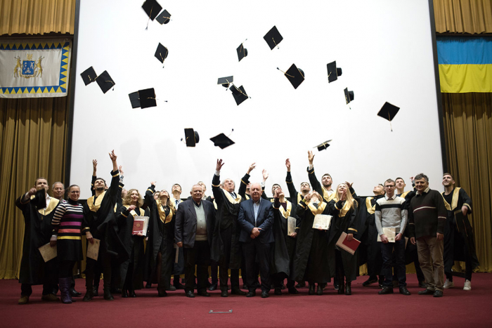 Як магістри-фізики урочисто розпрощалися з університетом в Ужгороді (ФОТО)