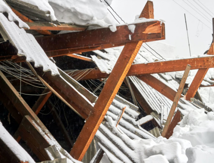 Не витримав снігу: в Ужгороді обвалився дах п'ятиповерхівки (ВІДЕО)