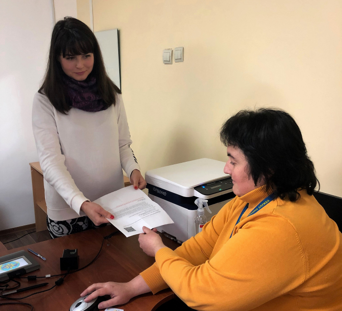 В Ужгороді вперше оформили паспорт по QR-коду