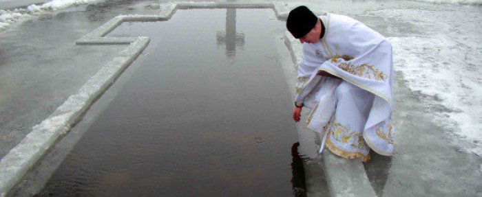 Вірники Закарпаття не побоялися морозів, тому очищались у крижаній воді