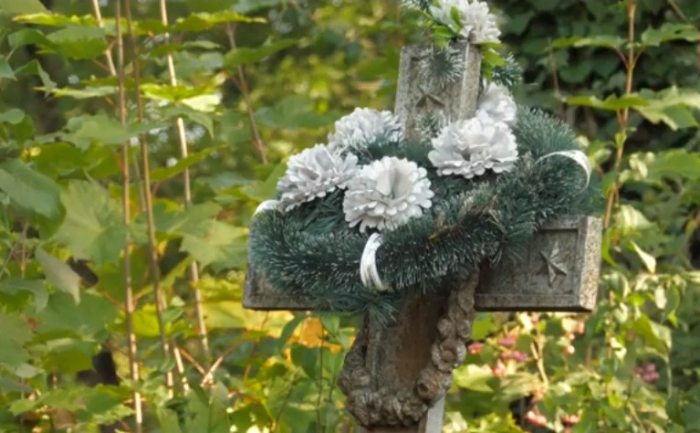 Штучні вінки, квіти та лампадки: в Ужгороді комунальники скаржаться на захаращення кладовищ сміттям