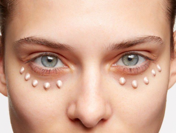 Жінкам на замітку: як впоратися з сухістю шкіри навколо очей