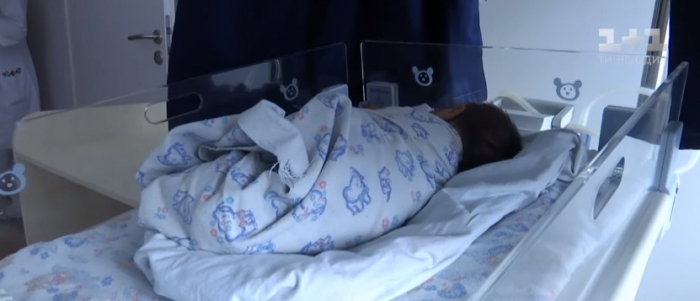 Малолітня ромка із Закарпаття, яка народила сина у Рівному, вже відмовилась від нього (ВІДЕО)