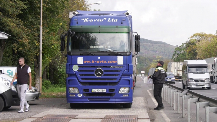 Важитимуть на ходу: як в Закарпатті штрафуватимуть перевантажені фури (ВІДЕО)