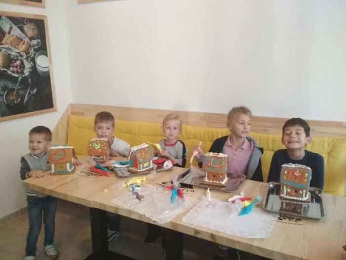 Маленькі ужгородці створюють смачні пряникові будиночки (ФОТО)