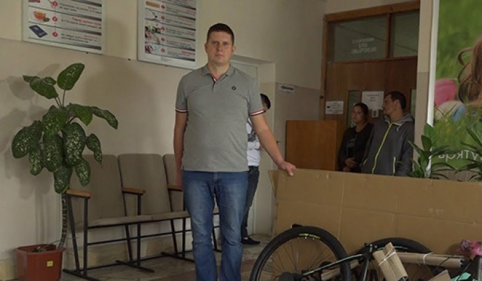 Здай кров - отримай велосипед": закарпатець не лише долучився до благодійності, а й приз отримав (ВІДЕО)