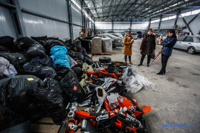 Кладовище євроблях і секонд-хенду: на митних складах в Закарпатті побачиш усе (ФОТО)