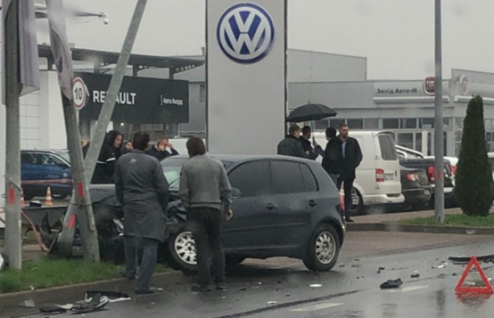 В Мукачеві "поцілувались" дві автівки, на Тячівщині авто наїхало на пішохода