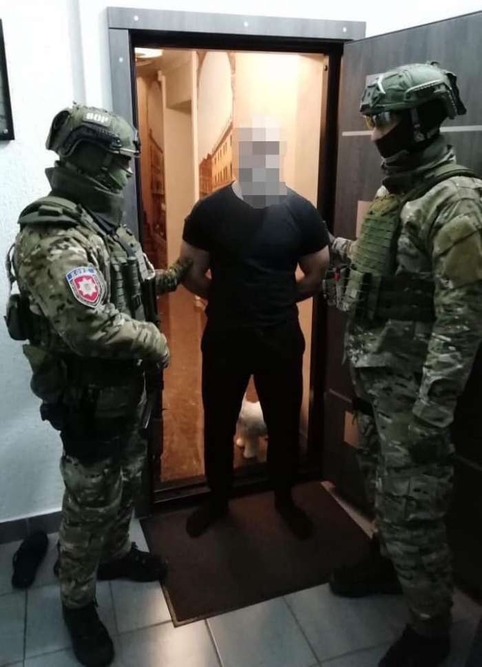На Закарпатті поліція і СБУ провели обшуки – вилучено зброю, наркотики, телефони, авто (ФОТО)
