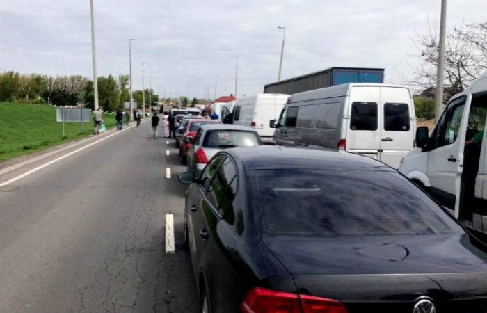 На українсько-угорському кордоні - величезні черги