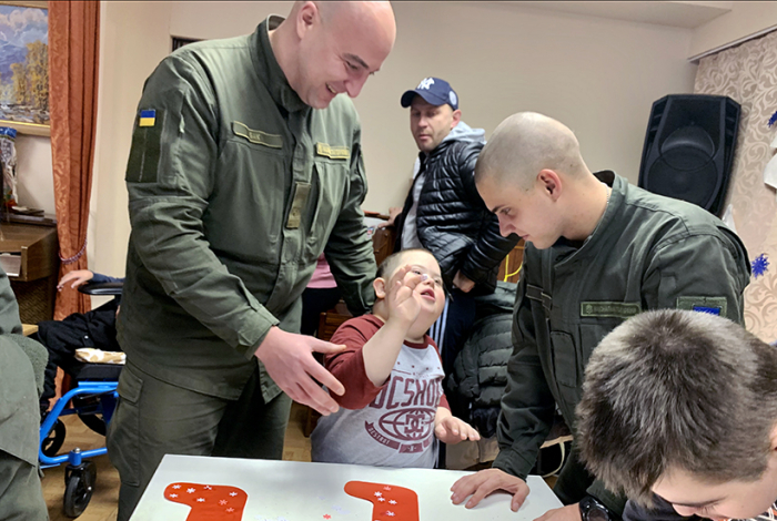 «Новорічні чобітки» створювали своїми руками діти з реабілітаційного центру в Ужгороді для бійців ООС