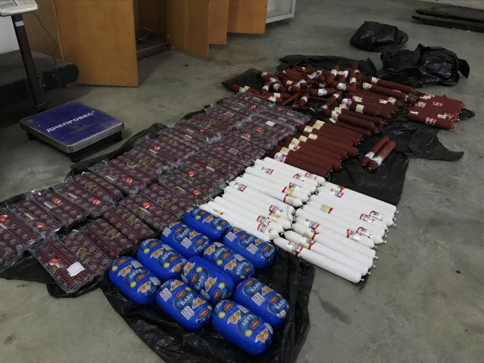 Українець на кордоні позбувся 213 ковбас, прихованих від закарпатських митників