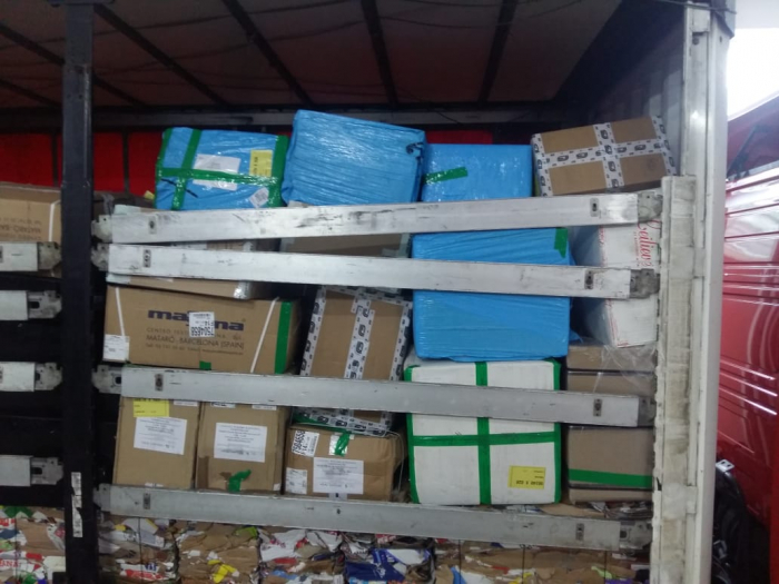Закарпатські митники серед макулатури виявили новий одяг, взуття, ремені та сумки