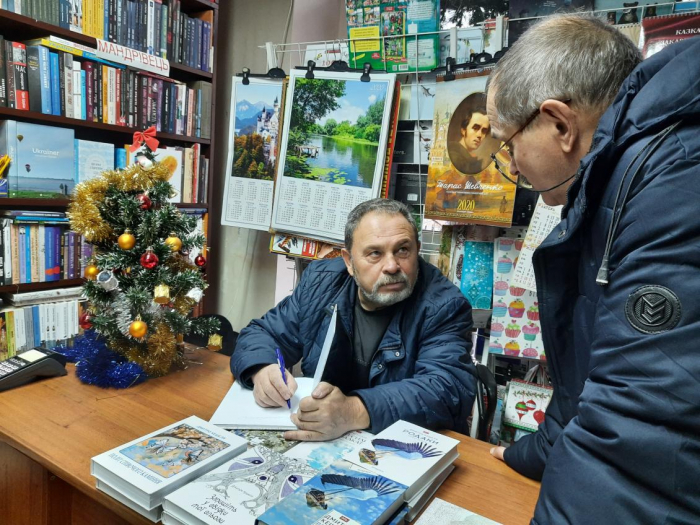 Книги про кожного представив за письменницьким прилавком в Ужгороді Дмитро Кешеля