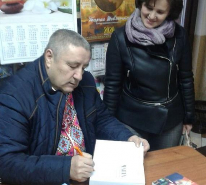 На Андрія – до Андрія: акцію «Письменник за прилавком» в Ужгороді підтримав письменник Андрій Дурунда