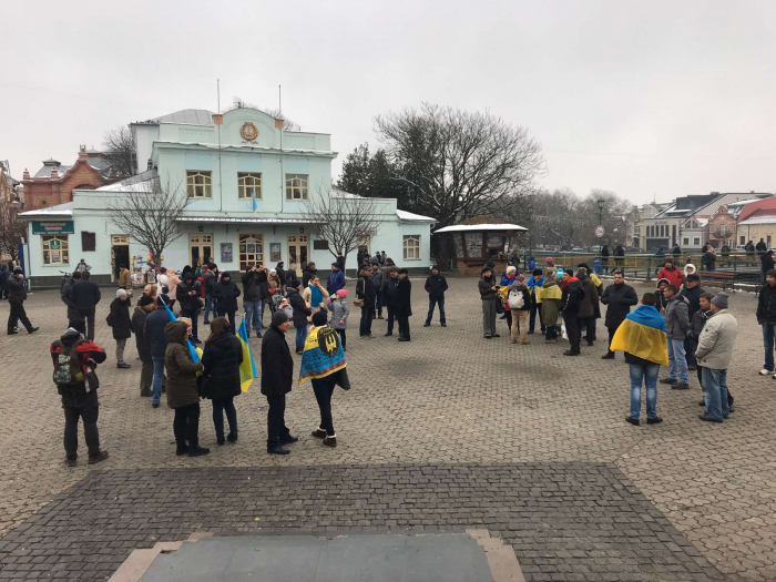 Ужгородці збираються на акцію "Червоні лінії"