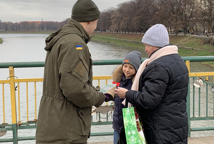Нацгвардійці вітали ужгородців з новорічно-різдвяними святами