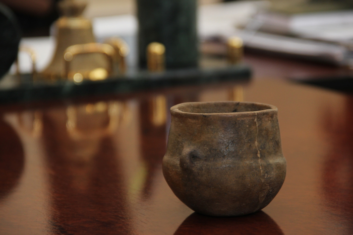 Закарпатські митники передали в музей унікальний горщик пізньої бронзової доби (ФОТО, ВІДЕО)