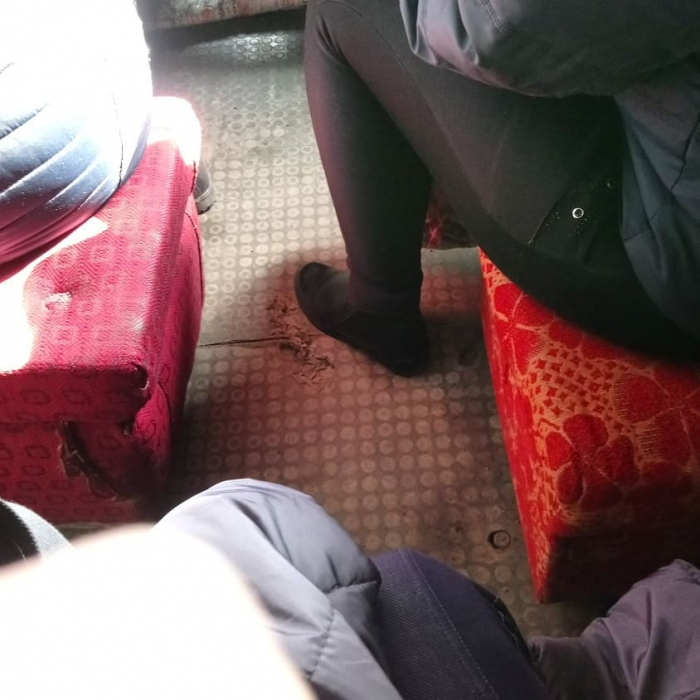 Комфорт по-закарпатськи: у маршрутці "Хуст-Тячів" пасажири сидять на пуфіках