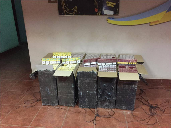 На Закарпатті контрабандисти втекли від прикордонників, покинувши майже 5000 пачок цигарок