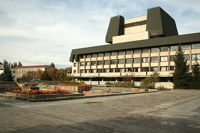 Ужгородський міськрайонний суд підтримав позицію міської ради та наклав арешт на земельні ділянки біля обласного драмтеатру

