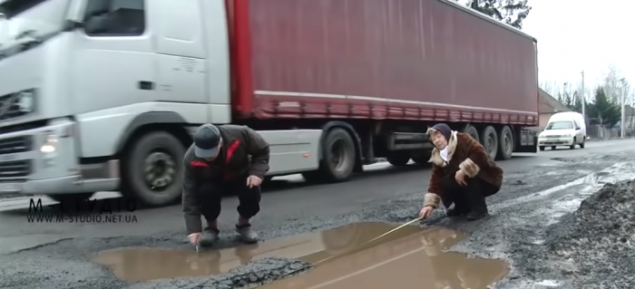Міська «цивілізація» в Мукачеві: люди мусять ходити просто по дорозі, або ж по калюжах, які постійно утворюються на узбіччях