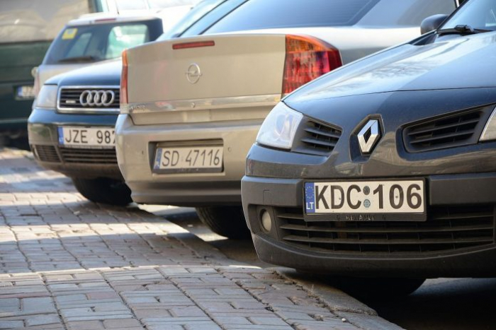 Не встигаючи з розмитненням, закарпатці розпродують "євробляхи" за кордоном за мізер