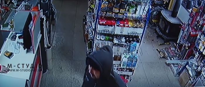 Хто вкрав сейф з грошима? На Закарпатті жінка звинувачує в крадіжці чоловіка, який має алібі (ВІДЕО)