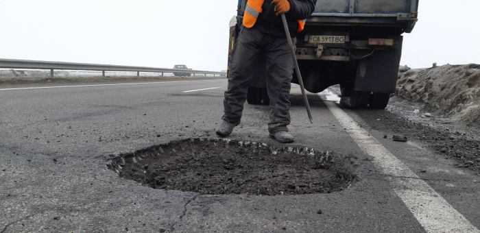 На Закарпатті коштом державного фонду ремонтуватимуть і дороги місцевого значення. Чи вистачить?