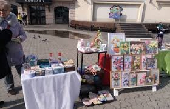 В Ужгороді влаштували весняний ярмарок. Що пропонують? (ВІДЕО)