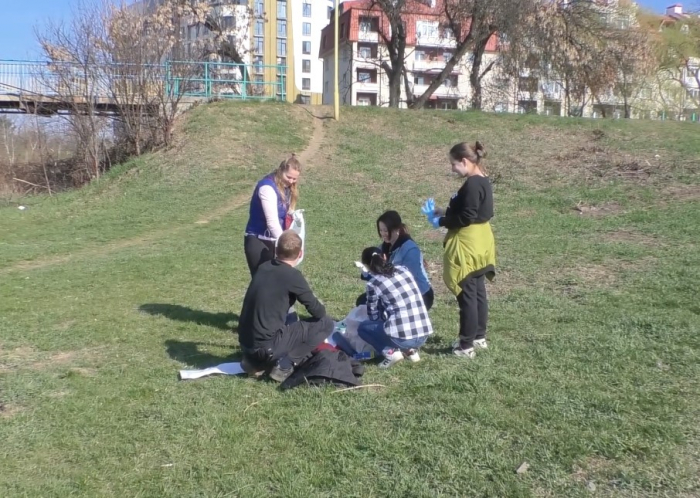 Майже 25 великих мішків зі сміттям зібрали волонтери в Ужгороді