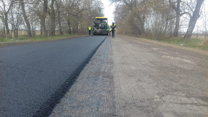 У Берегівському районі продовжується ремонт дороги від Берегова до Боржави