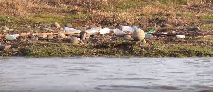 Сміттєве питання: на Закарпатті річки потерпають від непотребу