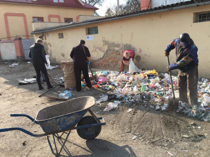 Стихійне сміттєзвалище в Берегові: сморід, антисанітарія, щурі (ВІДЕО)