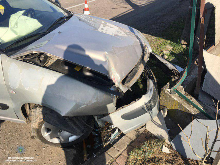 Мукачівка з двома дітьми в салоні авто не впоралася з керуванням – врізалася в паркан