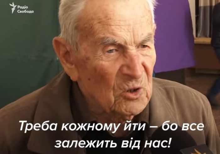 "Прийшов голосувати за красне майбутнє всіх нас" – 101-річний ужгородець прийшов голосувати (ВІДЕО)