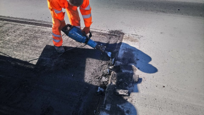 Щодня тривають ремонти доріг на Закарпатті: де зараз роблять?
