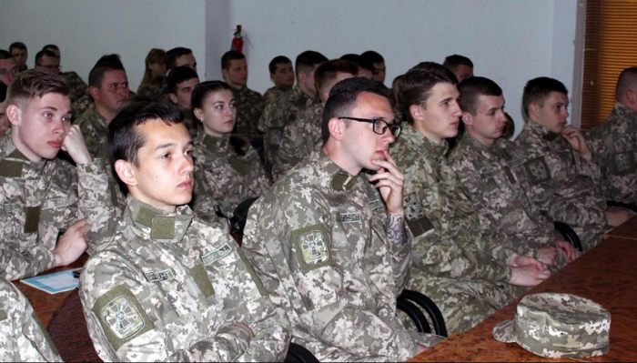 Курсантам військової кафедри УжНУ розповідали про гібридну війну