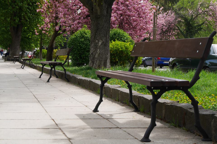 На Київській набережній, площі Поштовій та біля ясена Масарика в Ужгороді – відремонтовані лавиці