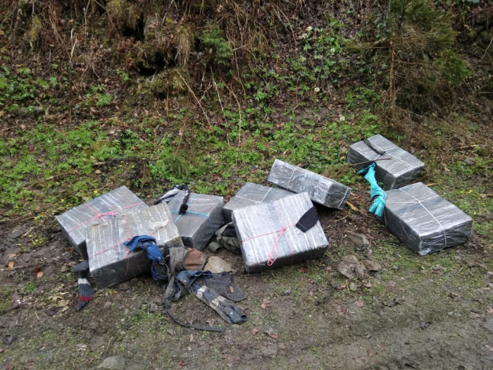 У горах Рахівщини прикордонники знову "зловили" цигарки без контрабандистів